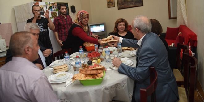 Kılıçdaroğlu, apartman görevlisinin evinde iftar yaptı