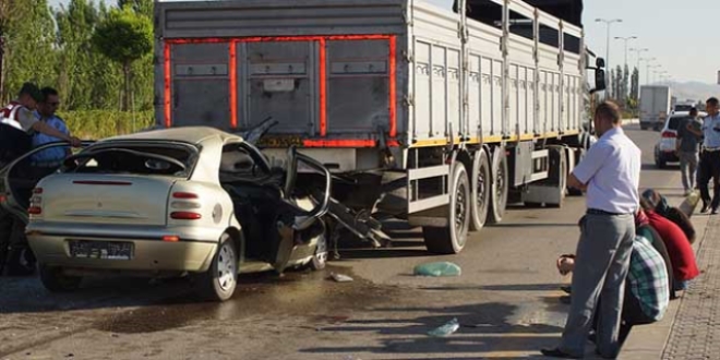 Otomobil t�r�n dorsesine �arpt�: 3 �l�, 1 yaral�