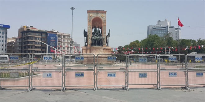 Cumhuriyet Anıtı'nın etrafında güvenlik önlemleri alındı