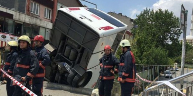 Küçükçekmece'de servis otobüsü devrildi