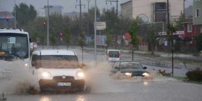 Sakarya'da etkili olan sağanak yaşamı olumsuz etkiledi
