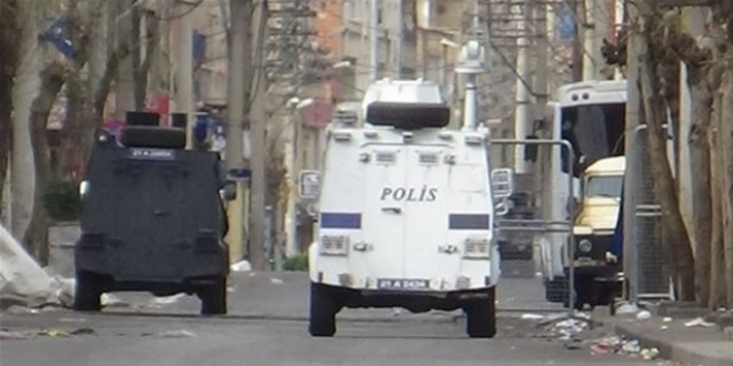 Diyarbakır'da teröristler, polis aracına EYP attı