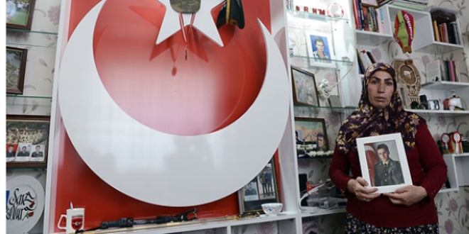Şehit oğlunun hatıralarıyla yaşıyor