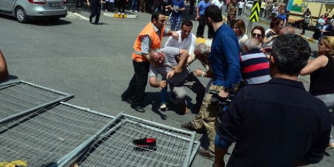 Saldırıda yaralananların kaldırıldığı hastane önünde kavga