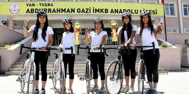 Vanl� k�z ��rencilerin b�y�k ba�ar�s�