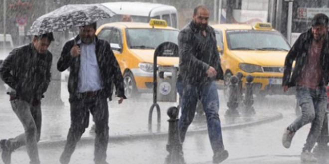 İstanbullu güne yağmurla başladı, trafik felç