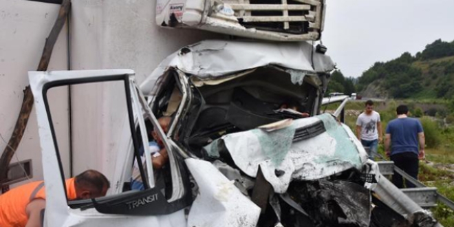 Sinop'ta kamyonla tır çarpıştı: 1 ölü, 2 yaralı