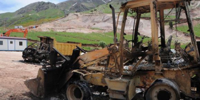PKK'lılar Van'da 8 aracı yaktı, 25 kişiden haber alınamıyor