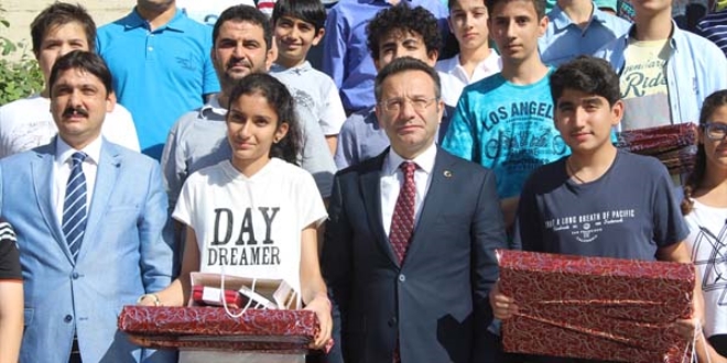 Vali Aksoy'dan TEOG birincilerine ödül