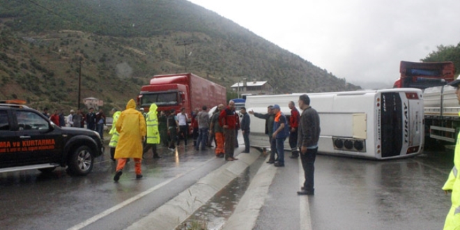 Gümüşhane'de midibüs devrildi: 14 yaralı