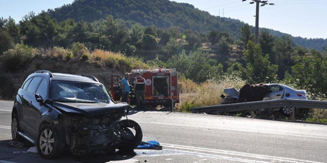 Antalya'da ciple otomobil çarpıştı: 2 ölü, 6 yaralı