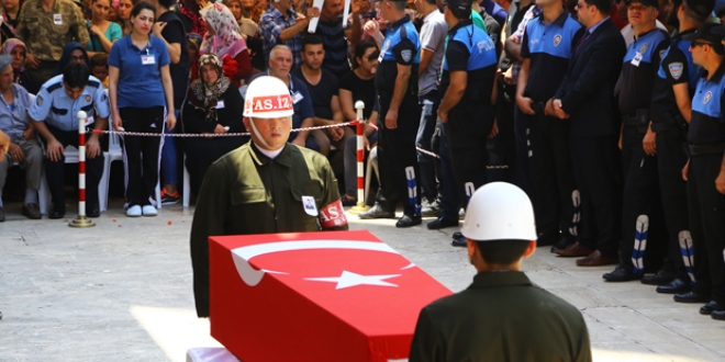 Şehit Astsubay gözyaşları arasında toprağa verildi