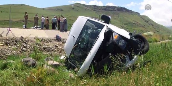 Erzurum'da minibüs şarampole devrildi: 17 yaralı