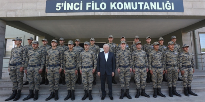 Yıldırım, kendisini karşılayan askerlerle fotoğraf çektirdi