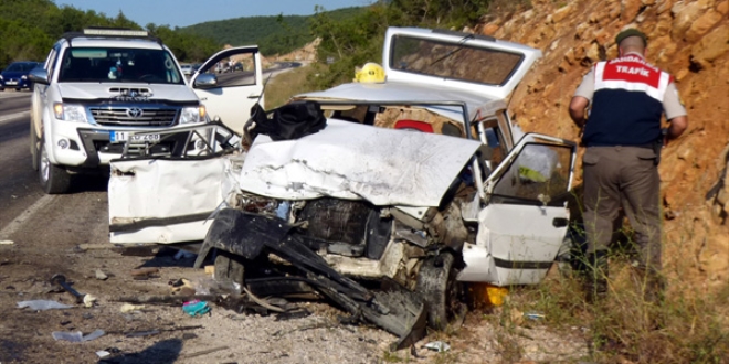 Bilecik'te iki otomobil çarpıştı: 2 ölü, 10 yaralı