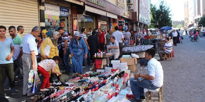 Terör mağduru Sur esnafının bayram hareketliliği
