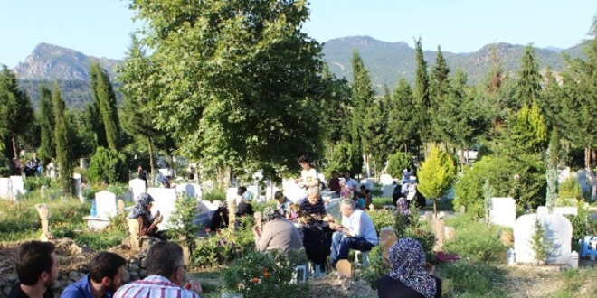 Arife günü vatandaşlar, mezarlıklara akın etti