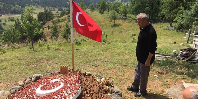 Şehit polis memuru Şerife'nin mezarına baba ziyareti