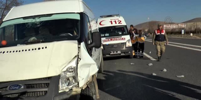 Elaz��'da trafik kazas�: 9 yaral�