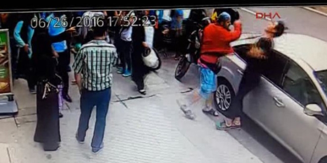 İstanbul'da sigara içen gence yumruklu saldırı