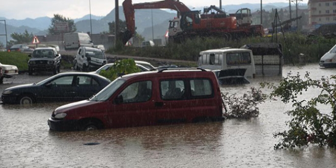 Ordu'da sel ve heyelan ev ve köprüleri yıktı