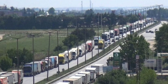 Kapıkule'de tır kuyruğu bitmek bilmiyor
