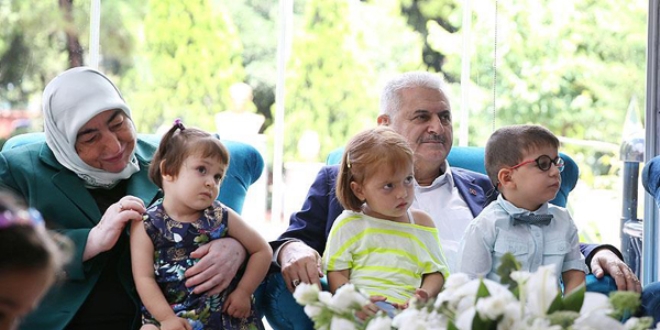 Başbakan, çocuk yuvası ve rehabilitasyon merkezi ziyaret etti