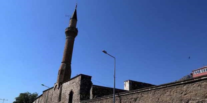 800 yıllık cami tarihe meydan okuyor