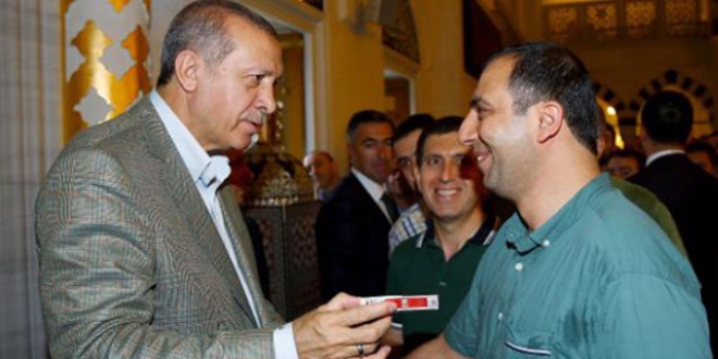 Erdoğan, vatandaşın sigarasına el koydu