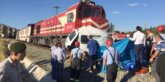 Denizli'de hemzemin geçitte kaza: 4 ölü