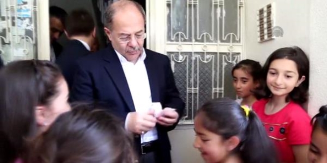 Bakan Akdağ çocuklara bayram harçlığı dağıttı