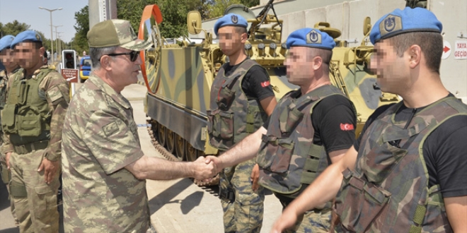 Orgeneral Akar, bayramın ilk gününü Mehmetçik ile geçirdi