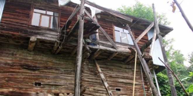 Kastamonu'da ah�ap evin balkonu ��kt�: 7 yaral�