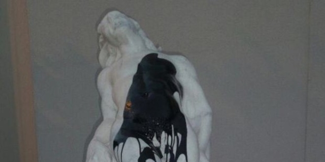 '�zg�r olmak heykeli' sald�r�ya u�rad�