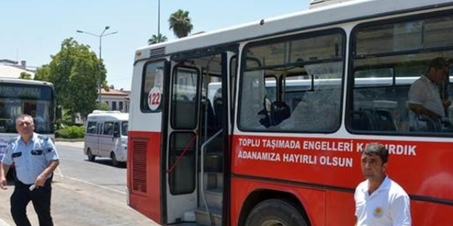 Belediye otob�s�ne at�lan ta�, kad�n yolcuyu yaralad�