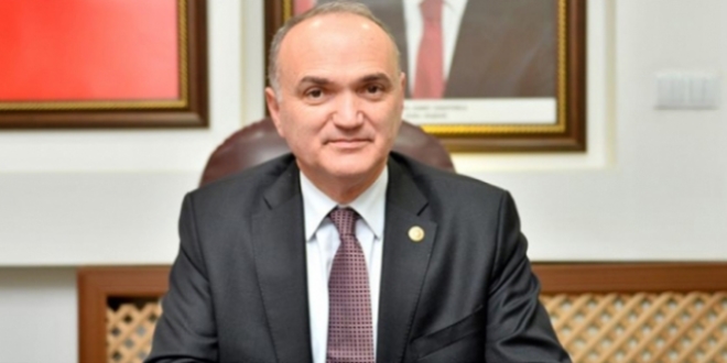 Bakan Özlü, Iraklı iki engelliye tekerlekli sandalye hediye etti