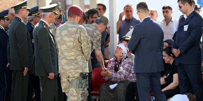 Kurmay Albay Bayhan'ın eşi son yolculuğuna uğurlandı