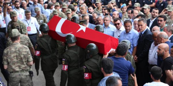 Şehit Pilot Yarbay Özer, gözyaşları arasında toprağa verildi