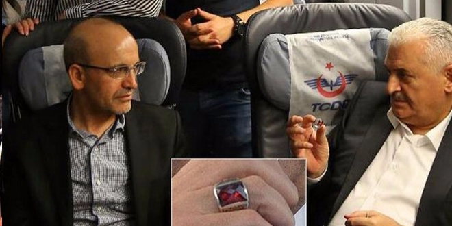Binali Yıldırım'ın parmağındaki yüzüğün sırrı