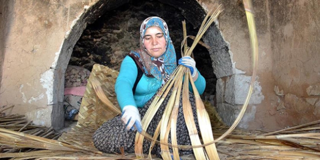 Ekmek paralarını 'hasır'dan kazanıyorlar