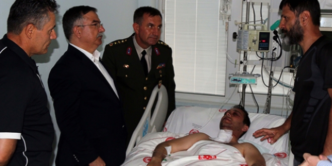 Bakan Ylmaz, yaral Pilot stemen Kandemir'i ziyaret etti