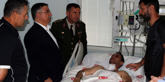 Bakan Yılmaz, yaralı Pilot Üsteğmen Kandemir'i ziyaret etti