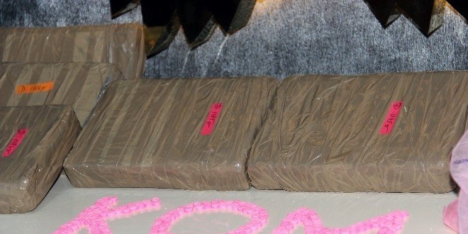 Edirne'de d�zenlenen operasyonda 102 kilogram 'Ye�il Kokain' ele ge�irildi.