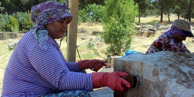 Arkeolojik kazılar kadınlara gelir kaynağı oldu