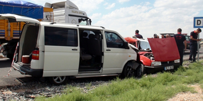 Minibüsle otomobil çarpıştı: 2 ölü, 3 yaralı