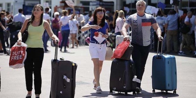 Rus turist kafilesini taşıyan ilk uçak Antalya'da