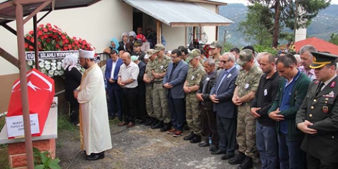 Öldürülen Astsubay Topçu'nun cenazesi, Giresun'da defnedildi