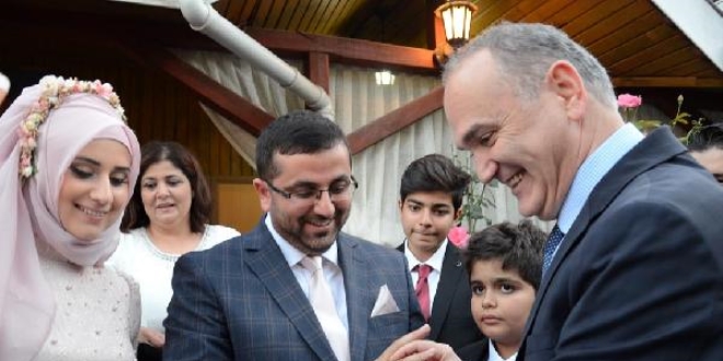Bakan özlü, yardımcı doçente kız istedi