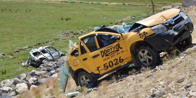 Düğün konvoyunda kaza: 1 ölü, 21 yaralı
