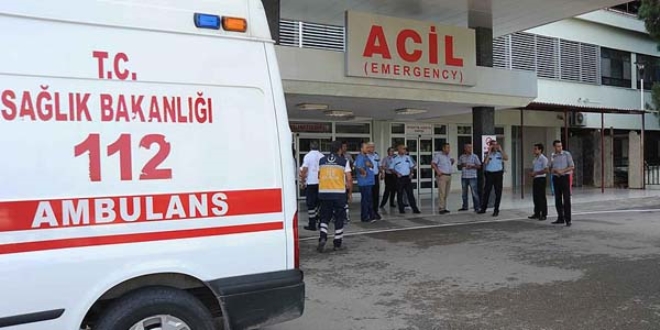 �anl�urfa'da otomobil �arampole devrildi: 9 yaral�